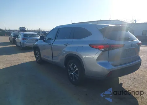 2022 Toyota Highlander Hybrid Xle z USA, uszkodzony, nr VIN 5TDGBRCH7NS556423
